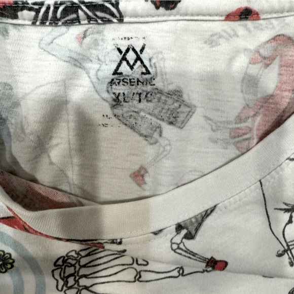 Men’s XL Tshirt by Arsenic, graphic print featuring skulls doing different stuff - Picture 6 of 6